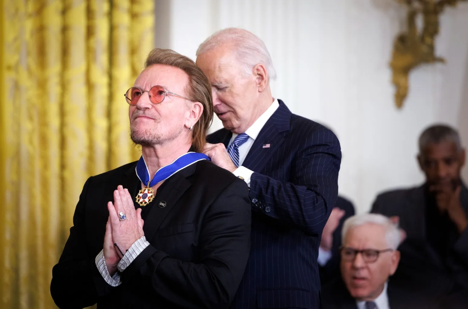 bono-u2-dan-sejumlah-tokoh-dunia-terima-presidential-medal-of-freedom-dari-presiden-biden